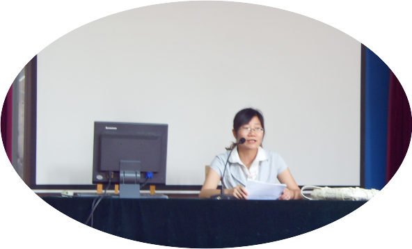 我系高凌霄老师正在为社区群众做普法讲座